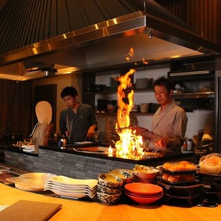 【1名様×12】目の前で藁焼きが焼きあがるライブ感が味わえるお席です。