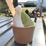 石田牧場のジェラート屋 めぐり - 高梨君の緑茶＆ホワイトチョコローズ 