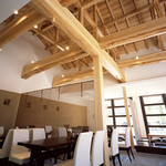Yururi - 高い天井と地元の杉を使った大きな梁が特徴的です。