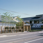 Yururi - 鮭加工販売の永徳・鮭乃蔵に隣接しています。