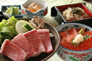 Yururi - 村上牛の陶板焼きと鮭の親子丼を組み合わせました。