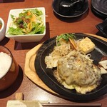 Wagyu steak daichi - 和牛チーズハンバーグ スモールサラダセット♥️
                        ソースをこぼして、箸がベチョベチョ..(  ；∀；)
