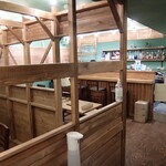 對馬流 南インド系辛口料理店 タリカロ - 羊小屋をイメージした店内