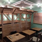 對馬流 南インド系辛口料理店 タリカロ - 羊小屋をイメージした店内