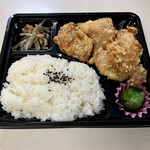 Torikaraage Semmonten Oomaeya - 鶏から弁当(中)税込¥620-
                        塩麹唐揚げ4個/ごはん300g
                        きんぴらごぼう、漬物。