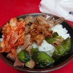 とんこつラーメンいしい - 銀シャリバー。ライスと付け合わせのせて。