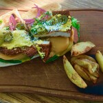 MUCHO MODERN MEXICANO - カツレツ、トマト、チーズをパンに乗せた料理