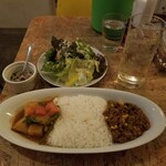 CAFE DE MOMO - Combi CurryのS(キーマカレーとミックス野菜カレー)、ミニサラダ、角ハイボール