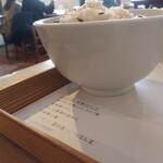 くるみの木 - お品がきが添えてあるのがニクイ！割り干し大根とひじきのご飯と。