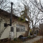 くるみの木 - 外観。雪が降ってきた