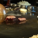 鉄板焼き しんご - ヒレステーキ調理中