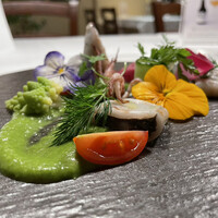 ジュエーメ - 冷たいantipasto秋田産ヤリイカとT-farmの野菜 　金足農場のお花に菜の花のソースで苦味を添えて