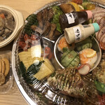 さんぱち屋 - オードブルはちゃんとドレッシングも添えられています。
      左はサービスでいただいたもの