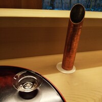 赤坂 菊乃井 - お店の名前がついた日本酒。京都の まつもと酒造さん作。
                      盃は菊乃井の家紋入り。