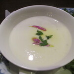 ビストロ クルル - ジャガイモの冷製スープとルッコラのサラダ