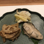 曙橋 かず - 軽めのコース５５００円。ゲソと曲がりネギのぬた、牡蠣のオイル漬け、蓮根のきんぴら。ぬたの塩梅がとても好みでネギの甘みを堪能しました（╹◡╹）（╹◡╹）