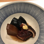 曙橋 かず - 軽めのコース５５００円。茄子 蛸柔らか煮。常温での提供です。私のペースが早すぎて、サービスだったのかもしれません。良く炊けた、美味しい煮物ではありました((^｡^)