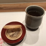 曙橋 かず - 軽めのコース５５００円。苺と酒粕のアイス最中。苺をしっかり感じさせるアイスは、最中との相性も良く、とても美味しかったです（╹◡╹）