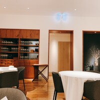 La Cime - テーブル席の間隔はかなりあけている