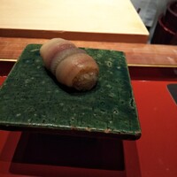 初音鮨 - コハダ。皮を下にして握る変わったスタイル。も少し強くシメるほが好き。