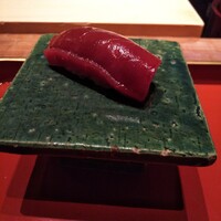 初音鮨 - マグロ赤身。色は良いのだが 味はスカスカ。