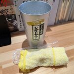 ラーメンとホルモンの店 とん八 - 　おしぼり・お水