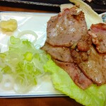 もつ焼 まるい - 黒タン刺し