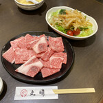丸明 飛騨高山店 - A5飛騨牛ミックス焼肉(400g)+オリジナルサラダ
