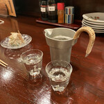 Joukan Ya Kyuusaku - チロリと呼ばれる1合が入る酒器。この日は菊正宗の熱燗をいただきましたよ。