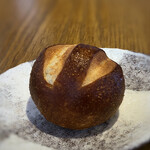 Shutatto Maintsu - 自家製パン「ラウゲンブロート」・・プレッチェルのようで美味しい。テイクアウトをされていますので、買えば良かった。