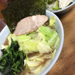 横浜ラーメン武蔵家 - 並　キャベツ　ライス小