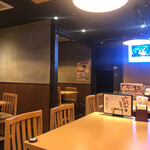 韓国料理 ホンデポチャ - 内観（店内の入り口と奥に大画面があってyoutubeが流れている）