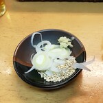 関西風手打うどん いらっしゃい - 薬味の生姜も目前で擦りおろし