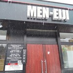 MEN-EIJI - 入口です。上にMEN-EIJIと書いてあります。上を見ない人もたまにいるようです。