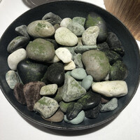 ルカンケ - 小石。この中に2つだけ食べられるものが。