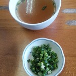 大黒屋飯店 - 付いてくるスープ、ネギ