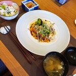 茶寮 吉芳 - せりご飯、香の物、メイン、味噌汁