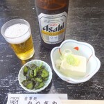 かつぎや - 中瓶ビール、お通し、定食の漬物を先に