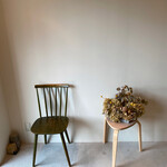 Panya Hirameki - お店の一角を飾る椅子とスワッグ。