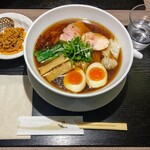 らーめん 鉢ノ葦葉 - らー麺(杉樽仕込み特選湯浅醤油味)＋くんたま + 味変用辛ミンチ