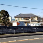 貝ガラ屋 - お店を出たとこから駐車場を見た