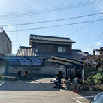 讃岐うどん がもう - 全集中！
      おっさんも女性もこうやってうどんを啜ります^ ^
      