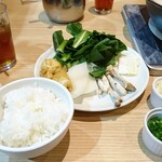 Shabu Nabe Byuffe Enu Esupurasu - 紅茶、ご飯、野菜、サラダ