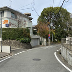 Sushi Aso - この坂を登ったら、右手に駐車場があります