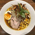 麺酒一照庵 - 初挑戦の旨辛仕立て。ラー油が効いたピリ辛のスープは見た目程辛くないので、苦手な人でもいける辛さです。薄くスライスされたパリパリのフライの正体はごぼうです。個人的には普通の生醤油の方がオススメです。