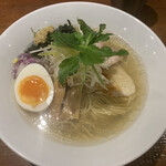 麺酒一照庵 - クラムの様々の貝のお出汁と魚介の油がコラボしたスープは絶妙な濃さで、一口飲んだら身体全体に旨みが染み渡ります。オススメは細麺セレクトです。