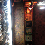 クライスラー - コースターがびっしりと貼り付けられた天井