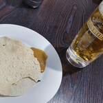 カリーハウス - 生ビールにはパパドが付いています。