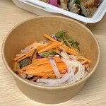 アルプスごはん - アルプスごはん弁当(¥1,300) 黒田五寸人参、雲仙赤紫大根のサラダ(キウイ、りんご、蒸し玉ねぎの豆乳マヨドレッシング)