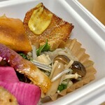 アルプスごはん - アルプスごはん弁当(¥1,300) 四回巻き厚切り！車麩の唐揚げ×豆乳カリーマヨ、伊那谷の田舎蒟蒻と赤水菜×えのき、しめじのなめたけ